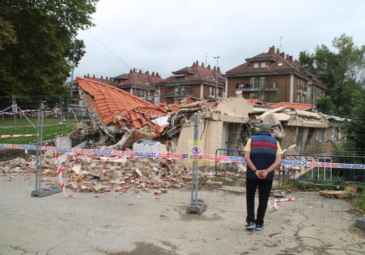 Un hombre mira la ruina del edificio de El Ferial, una de las obras que no firmó la arquitecta.