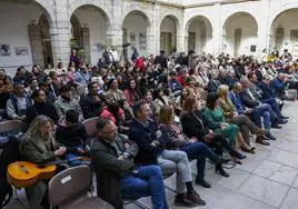 Diputados de todo signo político y representantes de la etnia gitana acudieron al acto celebrado en el patio del Parlamento de Cantabria
