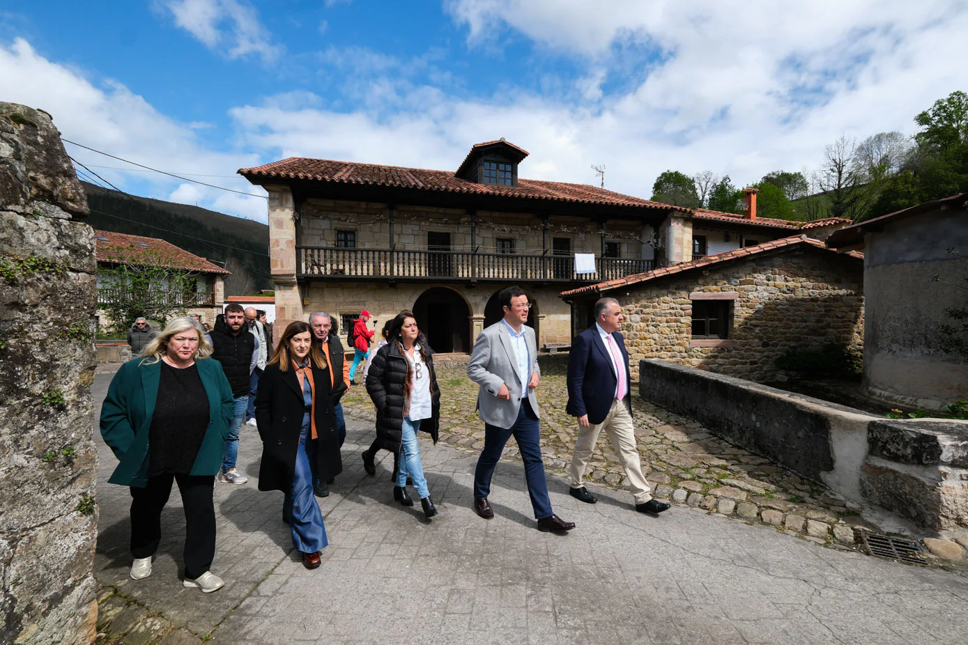 Belén Ceballos, alcaldesa de Los Tojos; María José Saénz de Buruaga, presidenta de Cantabria; Rosa Fernández, alcaldesa de Cabuérniga; Jaime Díaz, alcalde de Ruente y Roberto Media, consejero de Fomento.