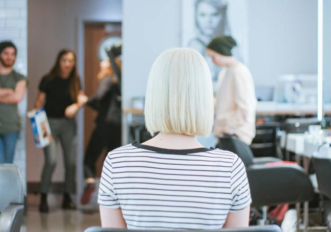 Cuenta a tu peluquero cuánto tiempo inviertes en cuidarte el cabello para que no te haga un corte que rompa tus rutinas.