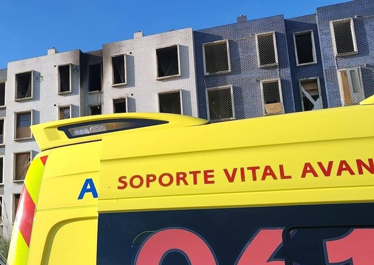 Imagen secundaria 1 - Dos okupas intoxicados por humo en un incendio en el &#039;edificio de los albaneses&#039;