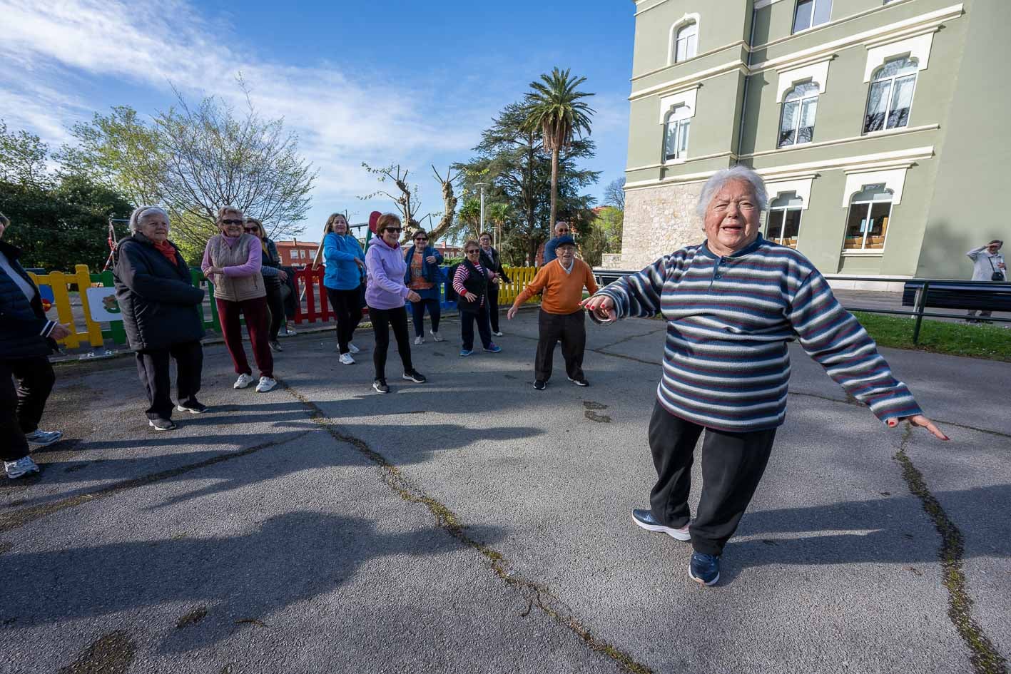 Uno de los primeros ejercicios consiste en calentar los tobillos para evitar lesiones.