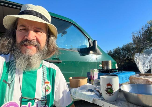 Paco, en su furgoneta desayunando.