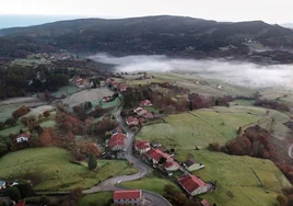 Vista aérea del municipio de Udías, una donde más ha crecido la solicitud de licencias para construir casas en suelo rústico.