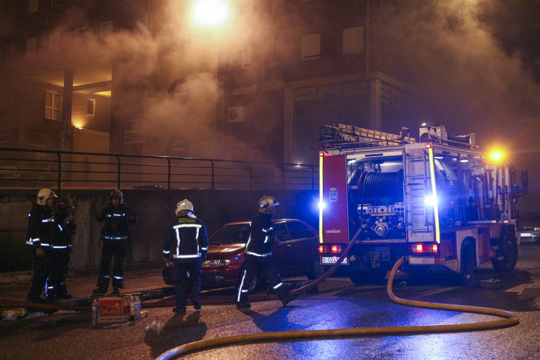 Los primeros instantes de trabajo durante la madrugada para sofocar el incendio en los garajes.