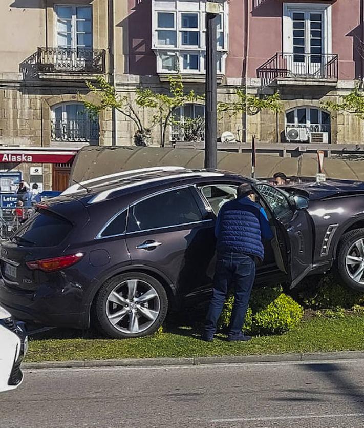 Imagen secundaria 2 - Estado en el que ha quedado el coche, junto a la rotonda del Paseo de Pereda.