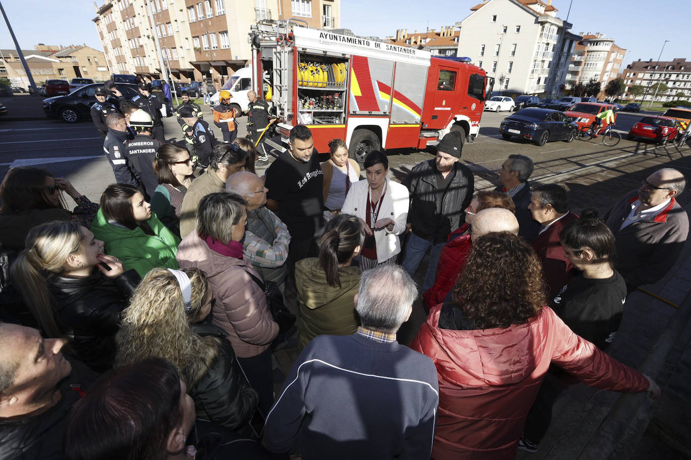 La alcaldesa, en su segunda visita al garaje, habla con los vecinos en la calle