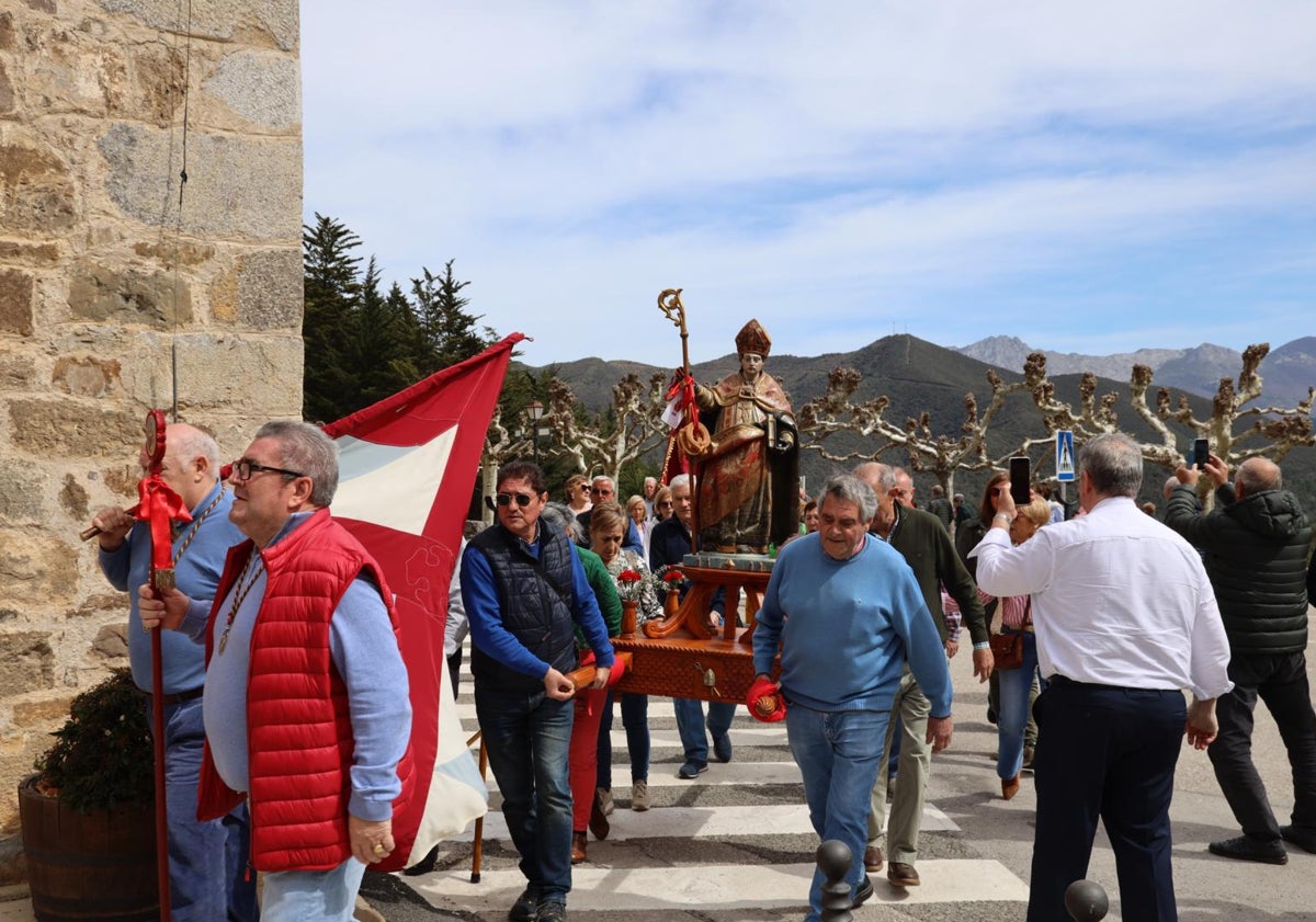 Imagen principal - Momento de la llegada de las dos imágenes de San Blas al monasterio y los devotos de San Blás de Villalobón introducen la imagen del Santo por la Puerta del Perdón