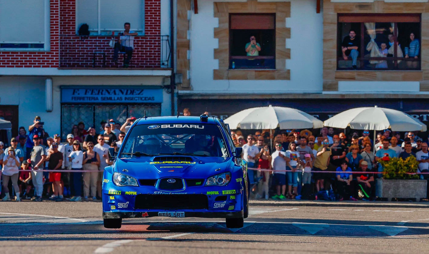 José Ángel Allende, con su Subaru.