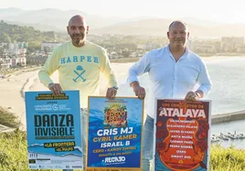 El alcalde de Laredo, Miguel González, y el concejal de Festejos, Alberto Alvarado, posan con los carteles de las diferentes citas musicales.