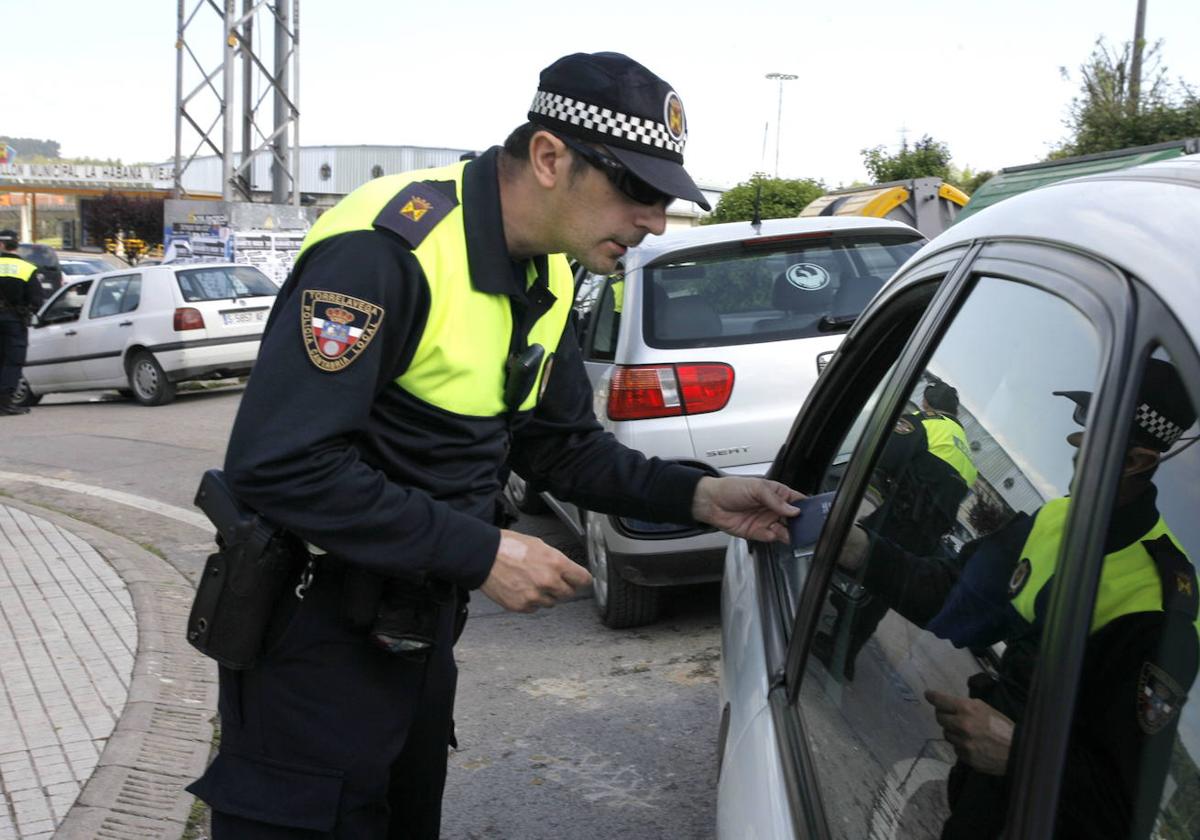 Un agente de Torrelavega, en un control de tráfico.