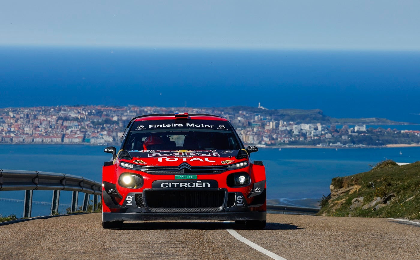 Víctor Senra, con su Citroën C3 WRC, cerca de llegar a la cima de Peña Cabarga.