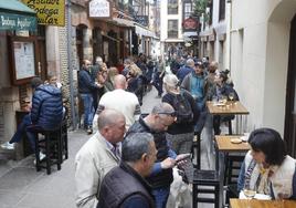 La calle Cántabra de Potes llena de visitantes tomando el aperitivo.