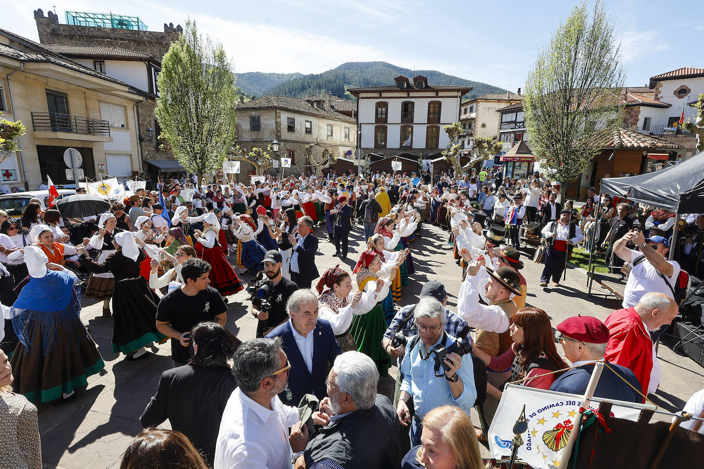 Baile tradicional de las agrupaciones de folklore tras el acto inaugural﻿.