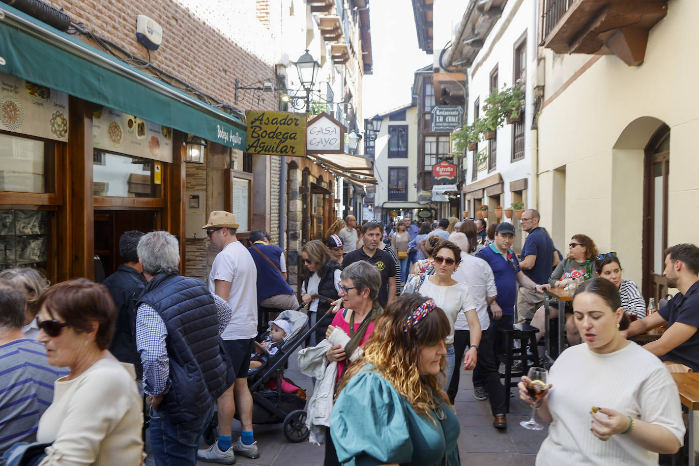 Las calles sombrías de Potes se llenaron de personas que buscaban refugiarse del calor.