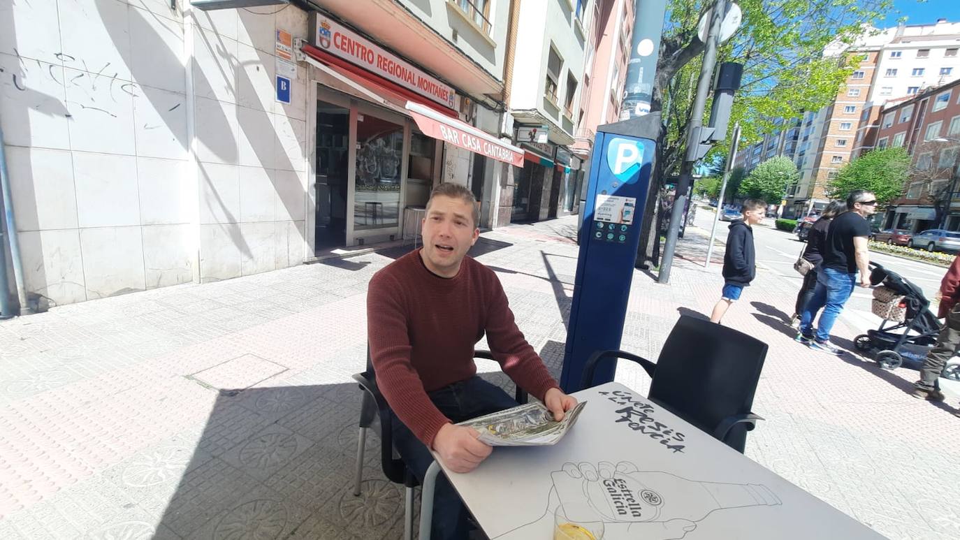 Rodrigo Gómez, socio del Burgos, lee El Diario en la Casa de Cantabria, en la Avinida del Cid.