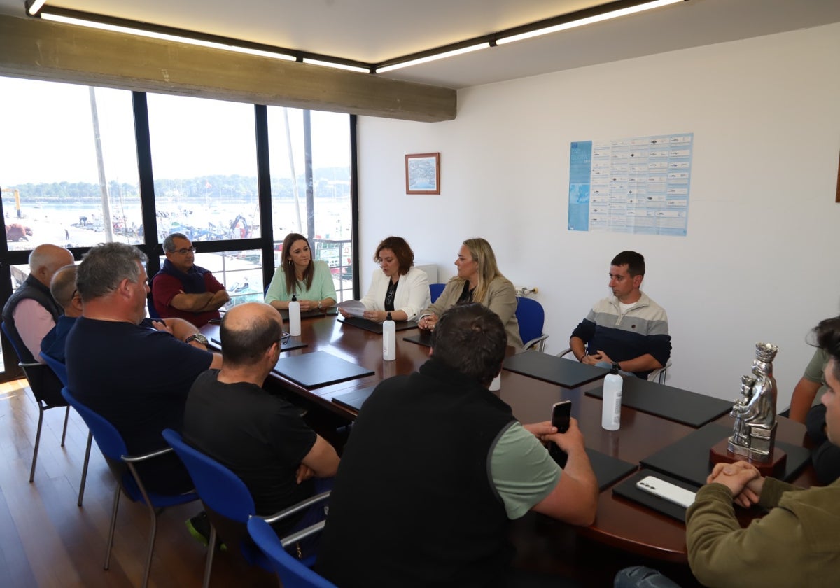 Reunión del equipo de gobierno de San Vicente con los patrones de la flota pesquera.