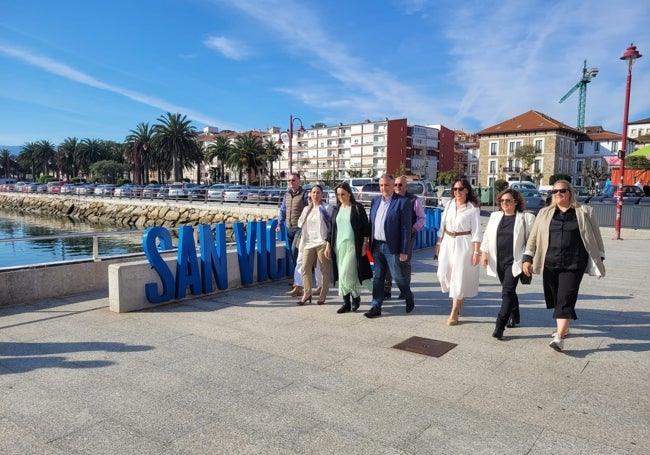 La visita se inicio en el paseo Antonio Garelly en donde se ha construido un pequeño muro para evitar las inundaciones.