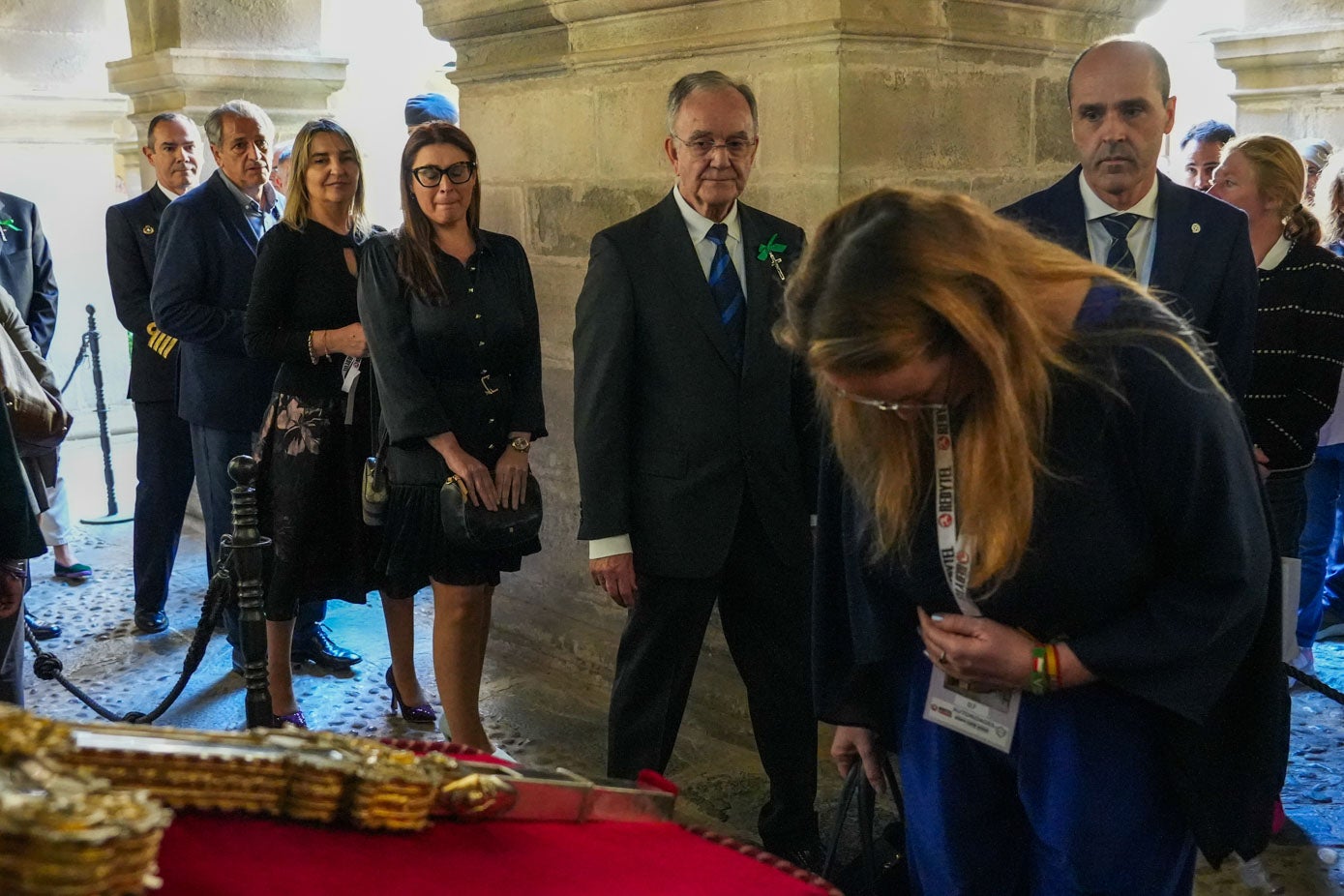 Leticia Díaz, portavoz de Vox, se inclina ante el 'Lignum Crucis'.