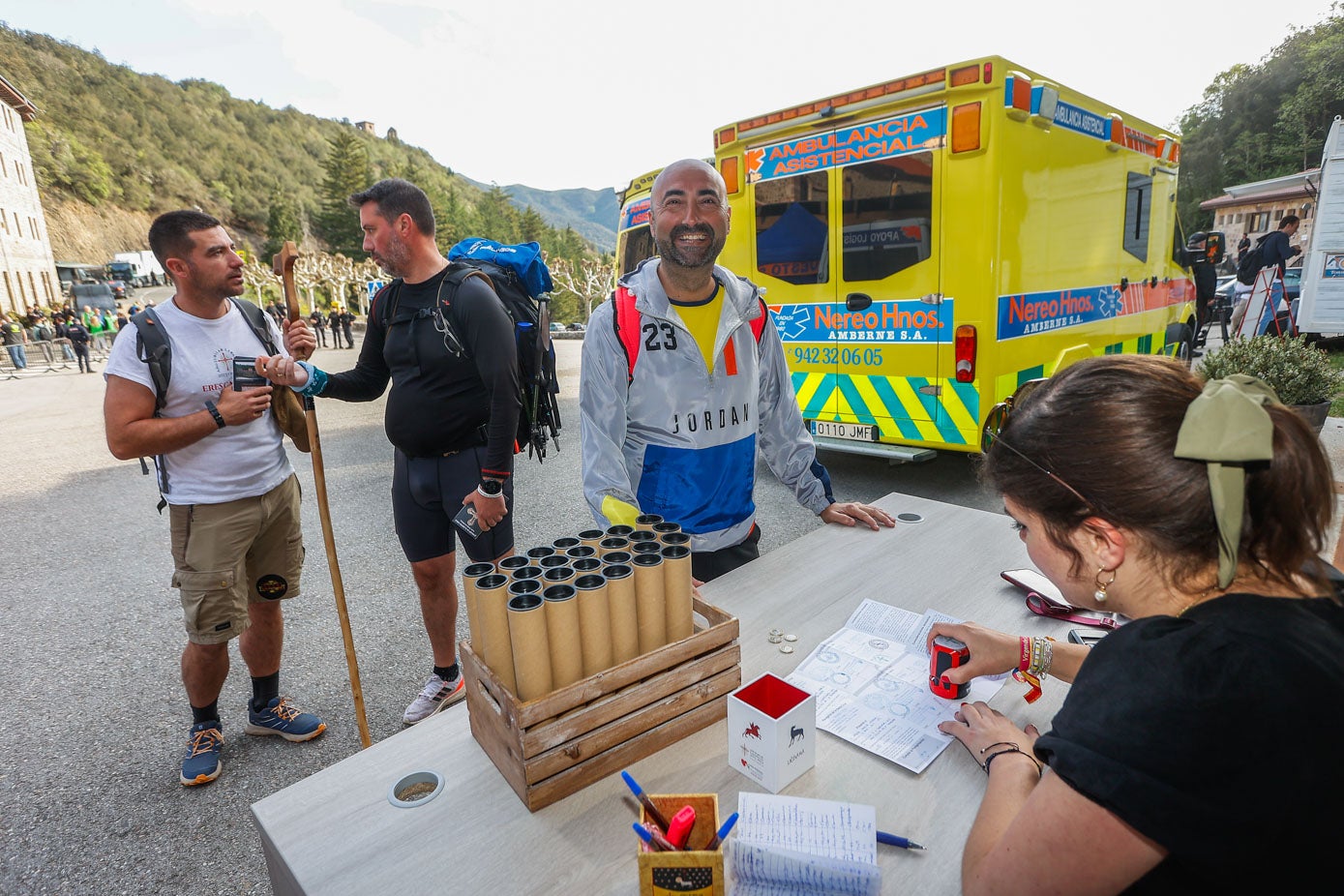 Un grupode peregrinos sellan sus credenciales