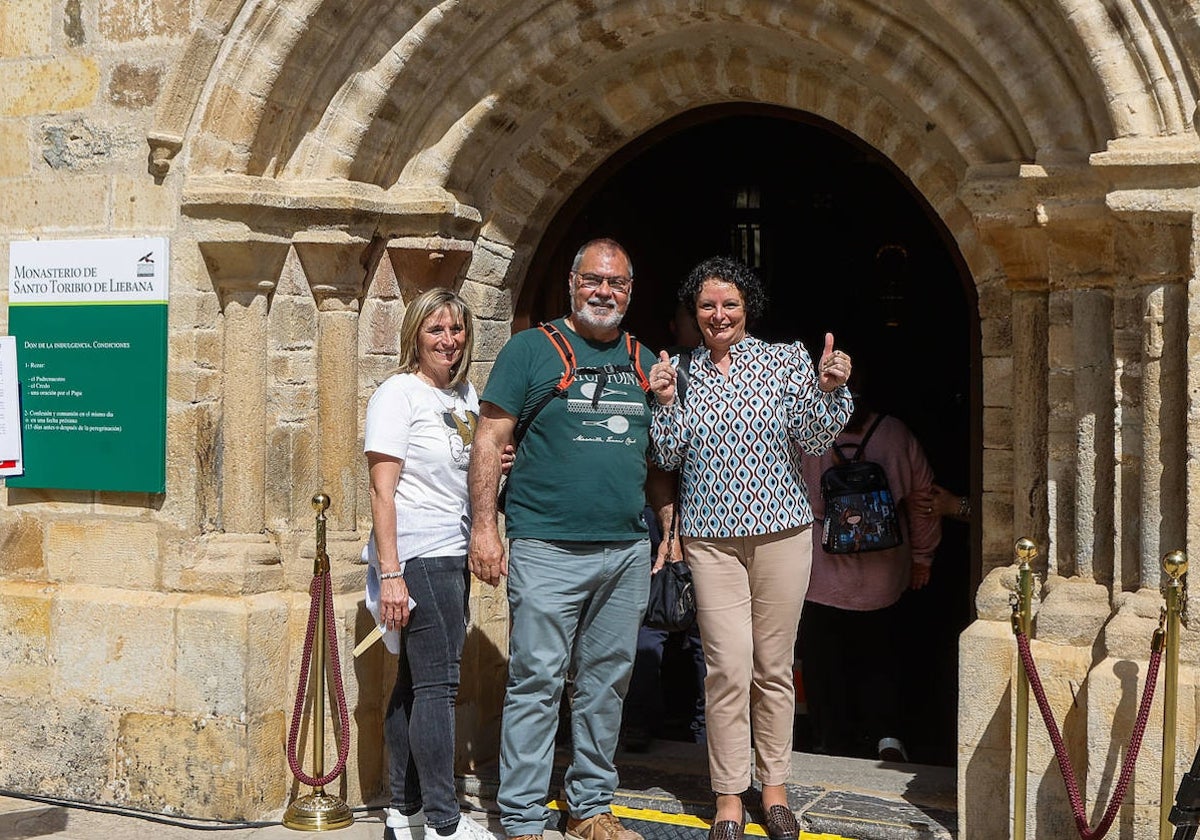 María Dolores López, Jesús Pelón y Susi Lanza, vecinos de Liébana, fueron los últimos en pasar por la Puerta del Perdón.