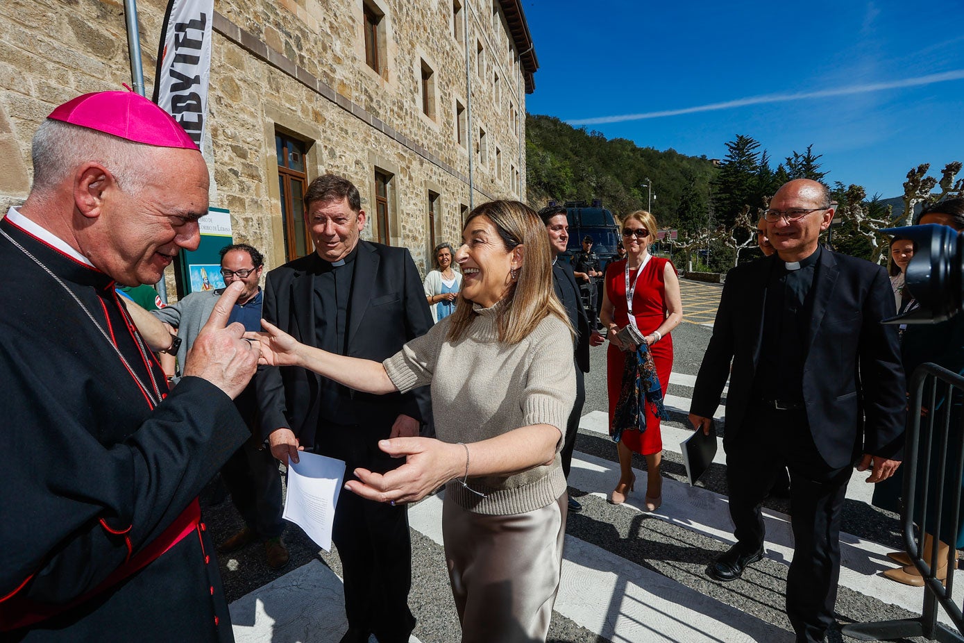 La presidenta de Cantabria, María José Sáenz de Buruaga, saluda al obispo de Santander. 