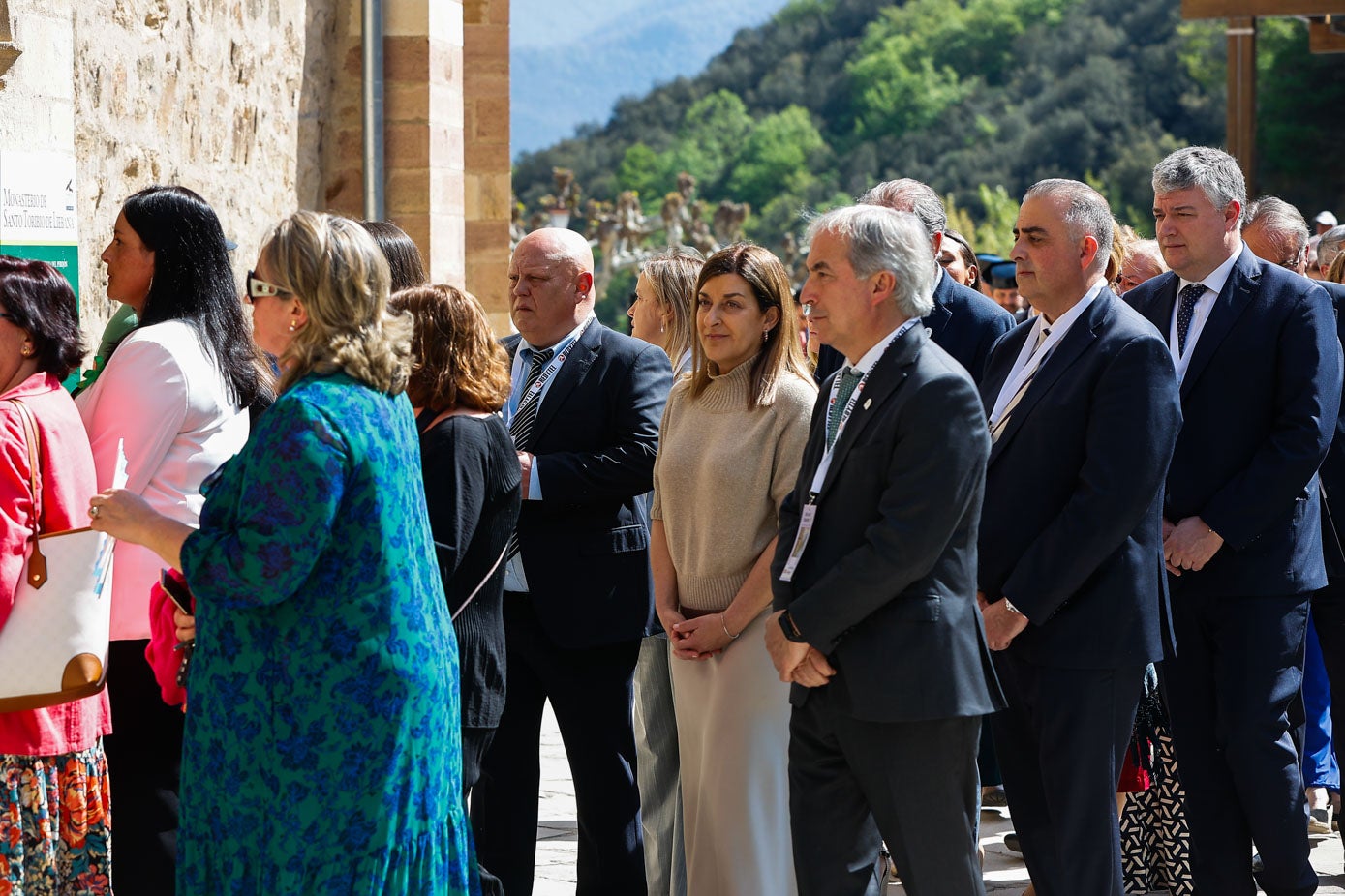 Equipo de Gobierno y alcalde de Potes accediendo a la misa de mediodía. 