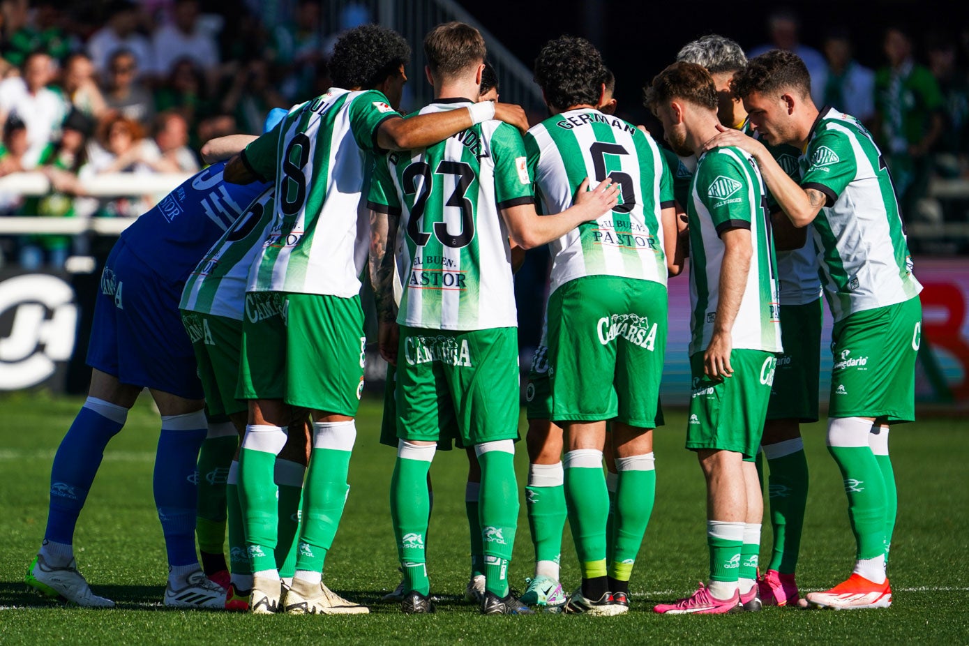 Los jugadores del Racing se conjuran antes del inicio del choque.