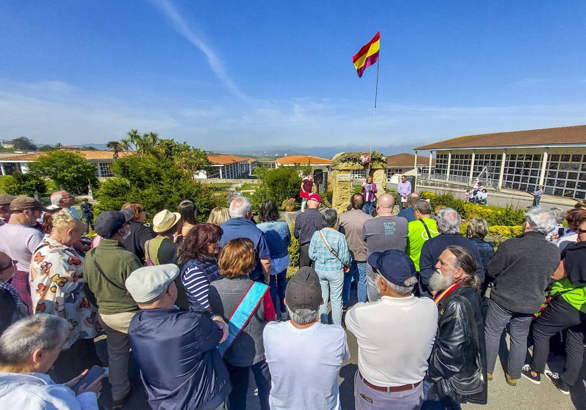 Miembros de la asociación Héroes de la República y simpatizantes recuerdan a las víctimas de la represión franquista.