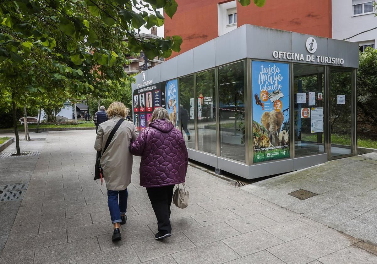 La Oficina de Turismo de Torrelavega está instalada en los jardines de 'Pequeñeces'.