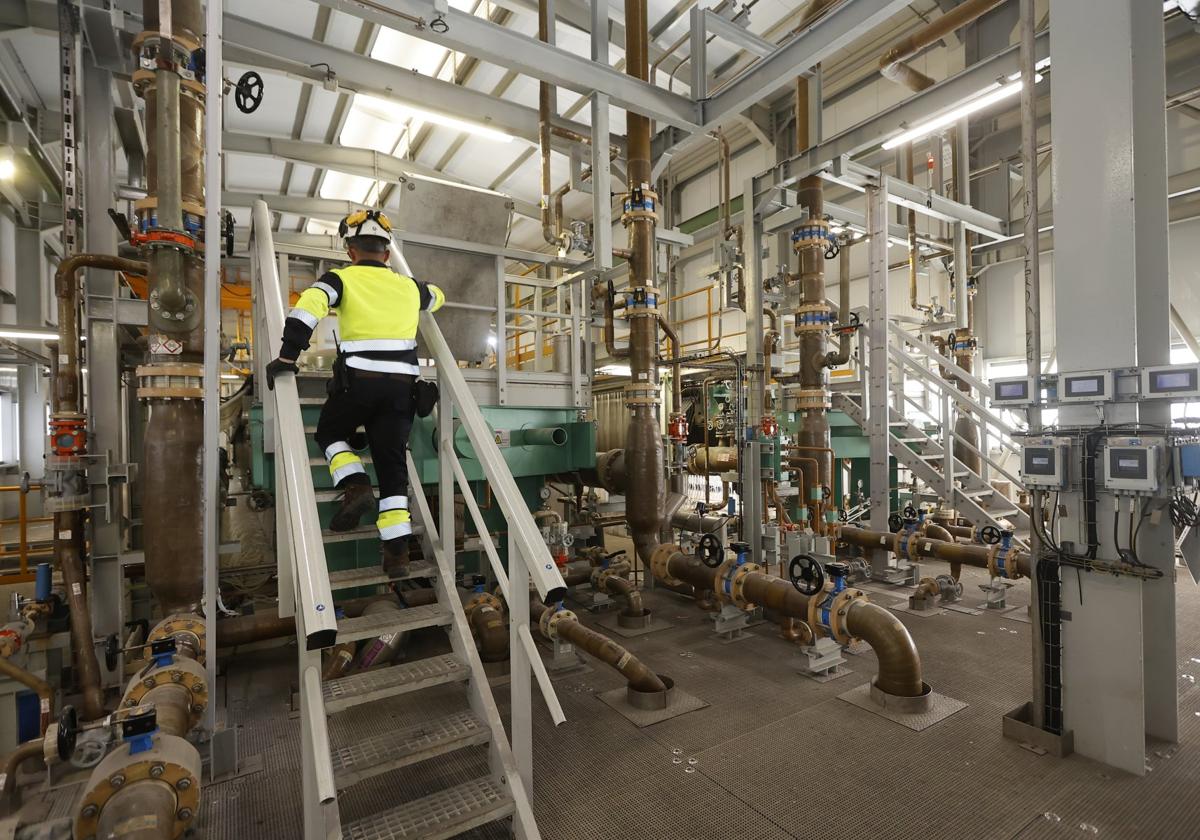 Trabajador en el complejo industrial de Solvay.