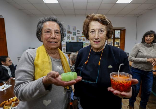 Dos de las participantes del taller muestran el resultado de su trabajo.