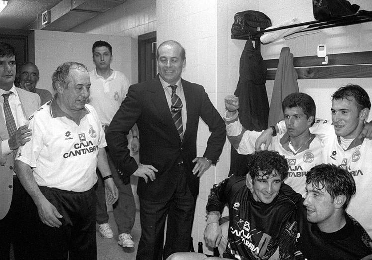 1992-93. Gonzalo Torre y Juan Hormaechea junto a cuatro jugadores del equipo de 1993: César Salceda, Esteban Torre, Javi Pinillos y José Ceballos. Al fondo, Terio Somonte. Ceballos era el portero titular de aquella temporada, que le sirvió para debutar en Primera meses después.