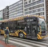 Uno de los autobuses eléctricos, el martes, junto a la Estación de Autobuses de Santander.