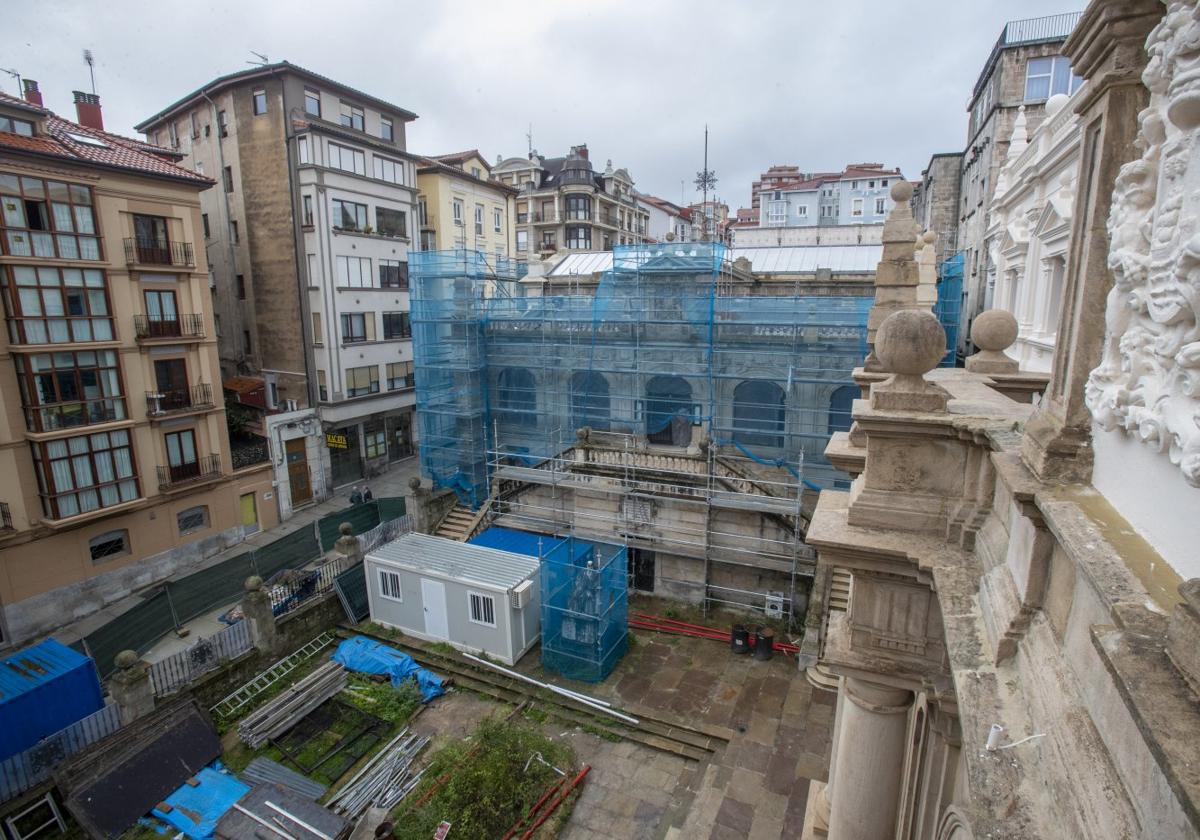 La Biblioteca de Menéndez Pelayo, el pasado otoño, rodeada de andamios y mallas.