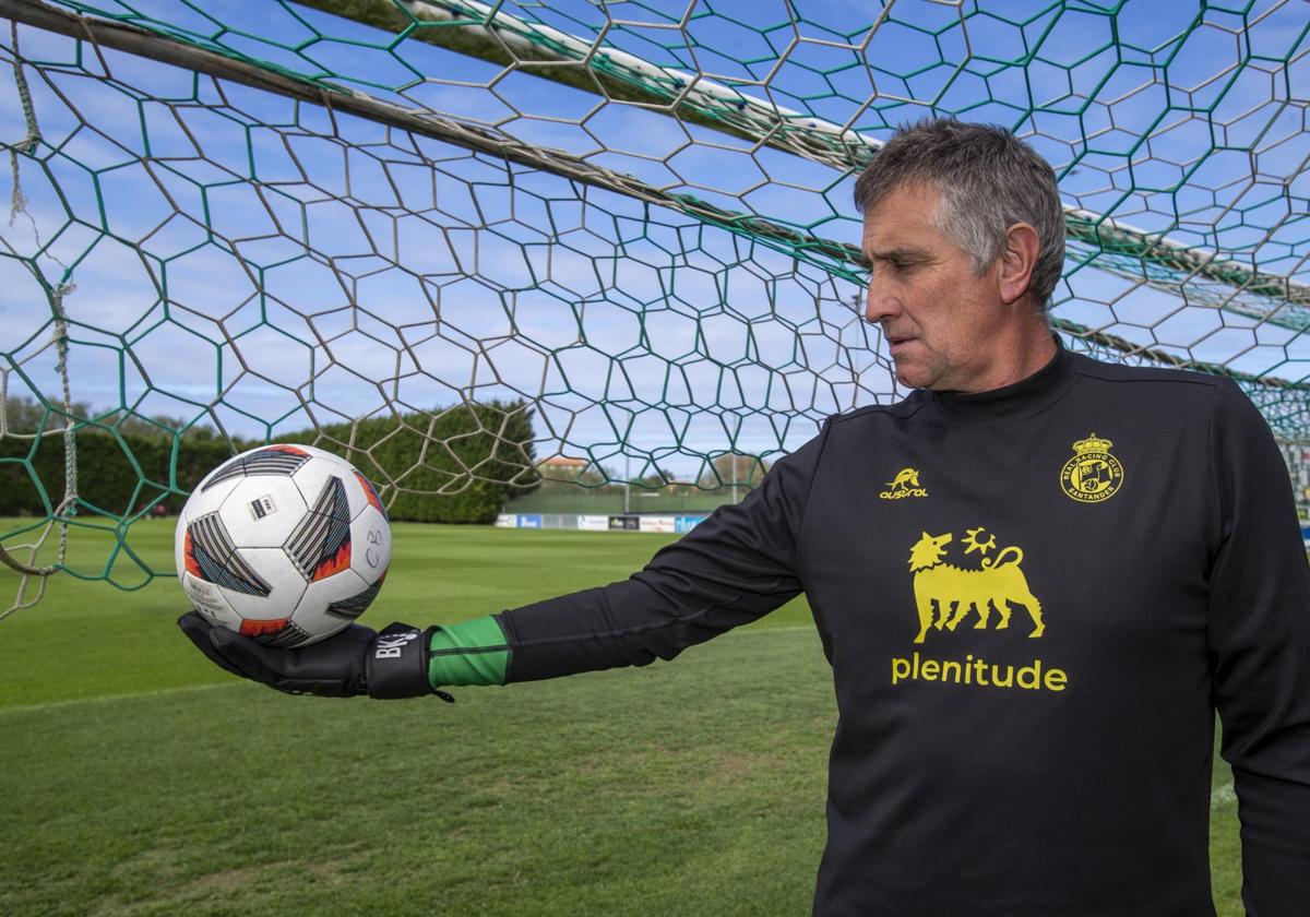 José Ceballos posa en las Instalaciones Nando Yosu, donde ejerce como entrenador de porteros de las secciones inferiores del Racing.