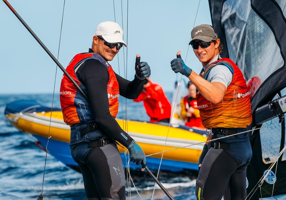 Diego Botín y Florian Trittel, tras ganar la medalla de bronce en el Mundial de la clase 49er en Lanzarote.