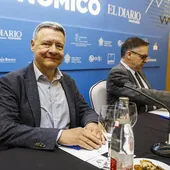 Jordi Sevilla (izquierda), junto Íñigo Noriega, durante el Foro de El Diario Montañés.