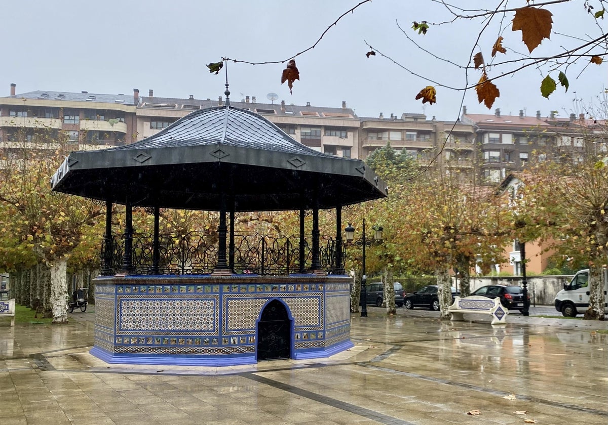 Kiosko de la Alameda de Colindres, frente al Ayuntamiento de la localidad.