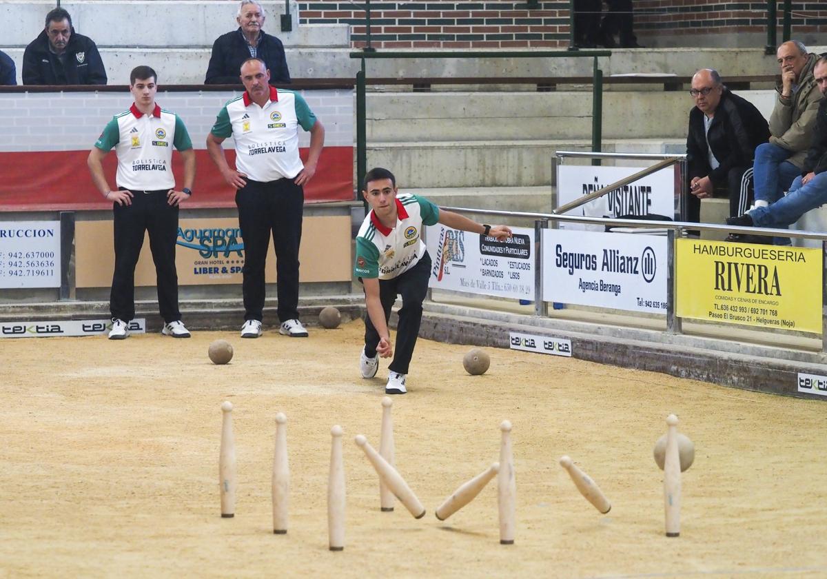 Marcos Sobejano birla para la Bolística ayer en Noja.