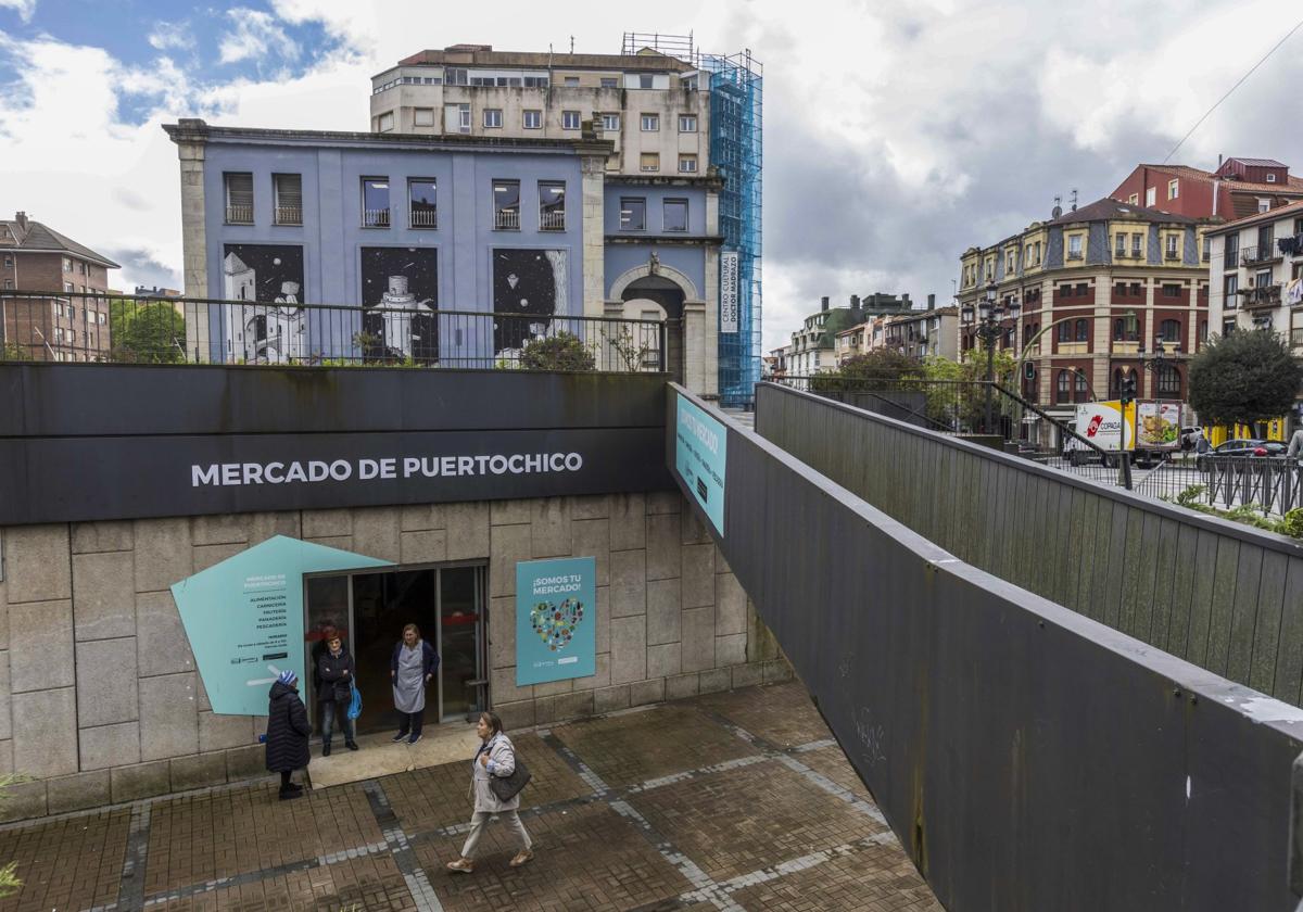 La puerta de entrada al Mercado de Puertochico desde la calle Tetuán, que es, a día de hoy, el único acceso posible.