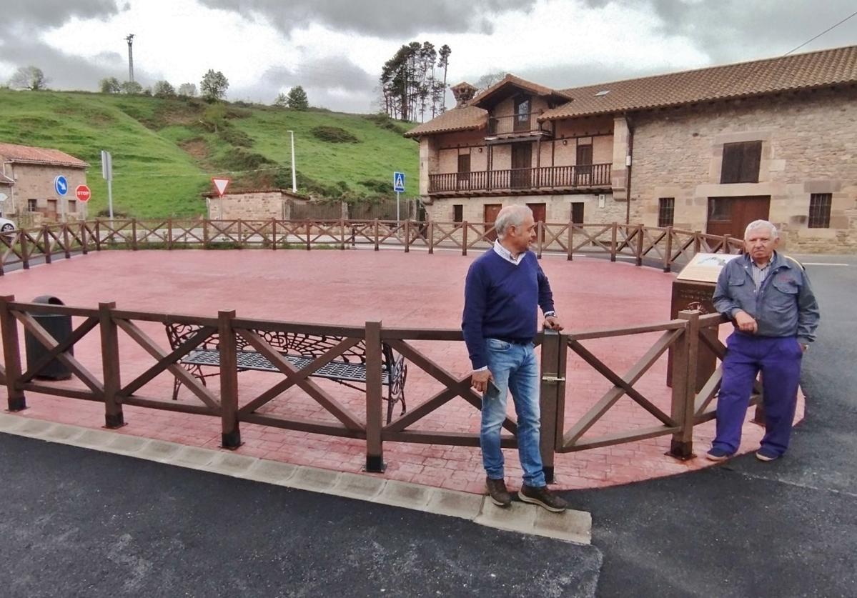 El alcalde conversa con un vecino en la nueva plaza en San Juan de Raicedo.