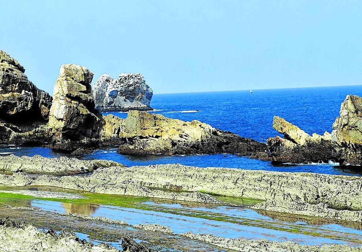 Paisaje de las playas de La Arnía y Covachos.