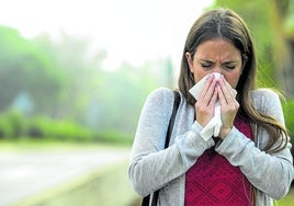 Una mujer, afectada por una alergia.