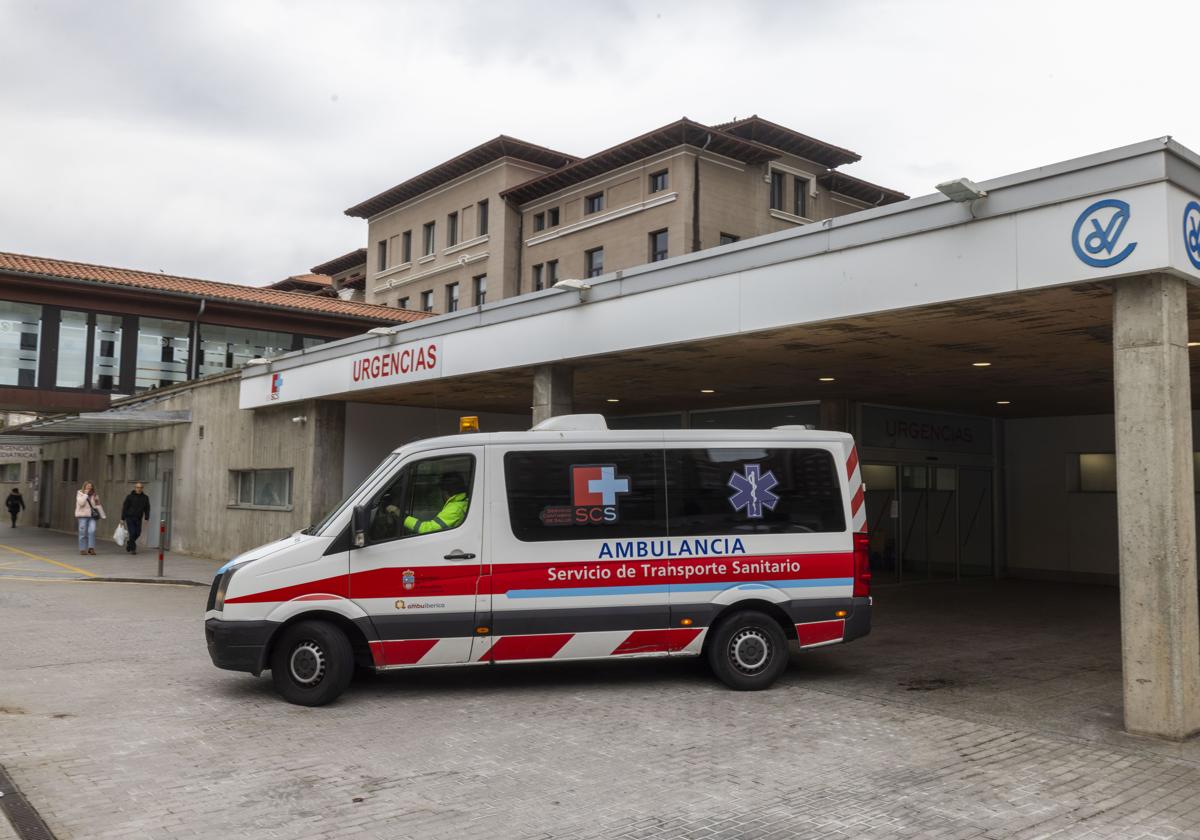 Una ambulancia del transporte programado, a la entrada de Urgencias de Valdecilla.