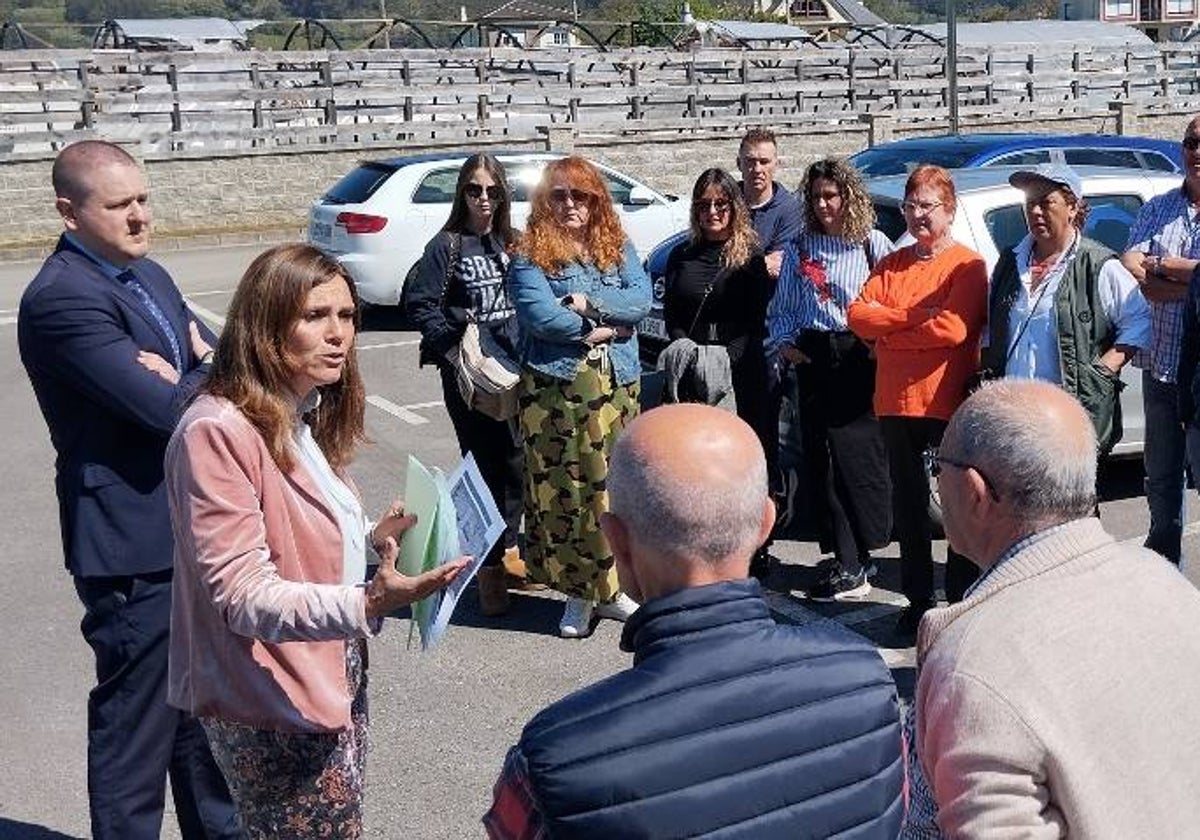 Fernández Viaña y Cobo dando explicaciones a los vecinos de San Felices.