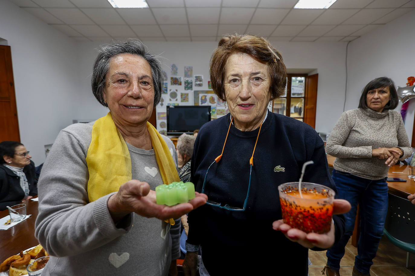 Dos de las participantes muestran con orgullo el resultado de sus desvelos: dos velas como dos soles. El esfuerzo mereció la pena.