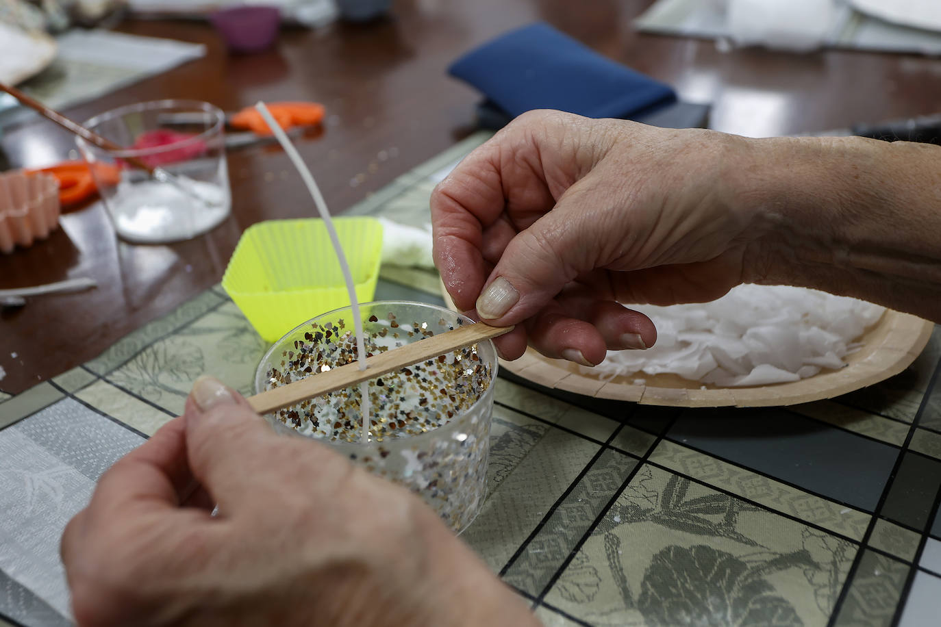 Cada usuaria creó dos velas, una con una forma original basada en un molde y otras más clásica, pero con purpurina en los costados. Este tipo de actividades fomentan aspectos como la coordinación, la atención y la convivencia. 