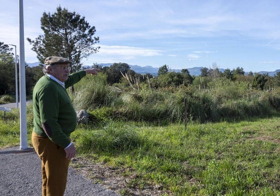 El alcalde de Ribamontán al Mar, Francisco de Asón, muestra los terrenos que se han subastado.