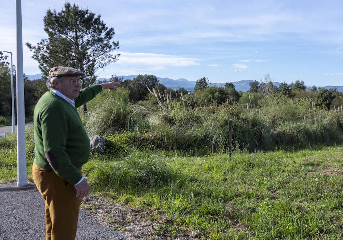 El alcalde de Ribamontán al Mar, Francisco de Asón, muestra los terrenos que se han subastado.